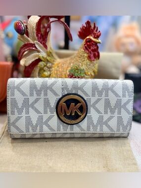 Michael Kors Fulton Flap Continental Wallet